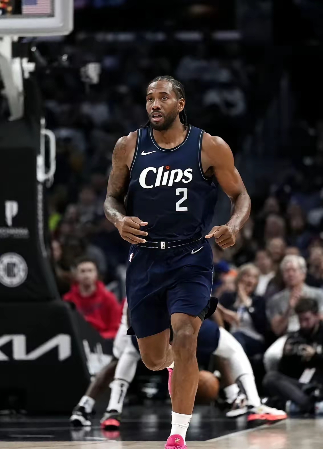 不可触碰的美，若昂-内维斯女友马达莱娜晒暗黑风妆造（冷艳不可近：若昂-内维斯女友马达莱娜晒暗黑系妆容）