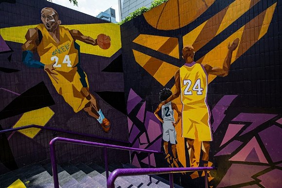 支持家乡球队，费德勒现身巴塞尔主场看台看对阵维拉的比赛（费德勒现身巴塞尔主场为家乡队助威，观战对阵维拉的比赛）