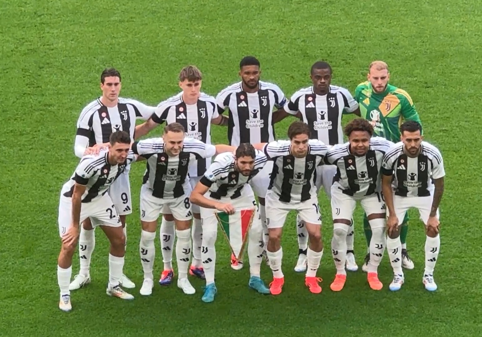 梅西不是不防守，而是将更多的精力都投入到进攻中去了！（梅西并非不防守，只是把重心放在进攻上）