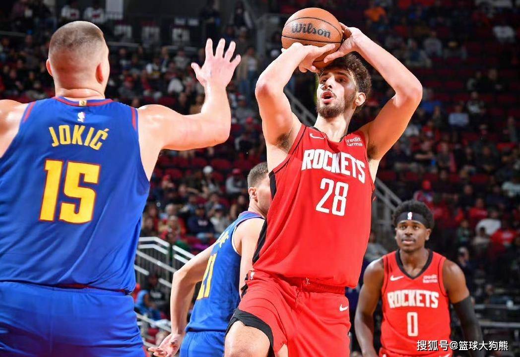 队记：杨瀚森用力过猛后明显沉稳 里斯表现不佳为他提供练级机会（队记：杨瀚森由用力过猛转为稳健，里斯低迷为其“练级”腾出空间）