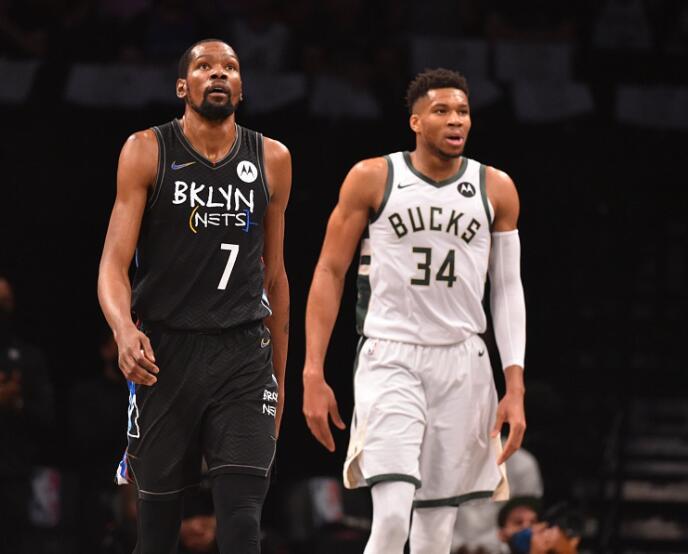 卡拉布里亚欧联攻入制胜球！挑球扣过对手+外脚背撩射一气呵成（欧联赛场卡拉布里亚制胜一击：挑球过人后外脚背劲射，一气呵成）