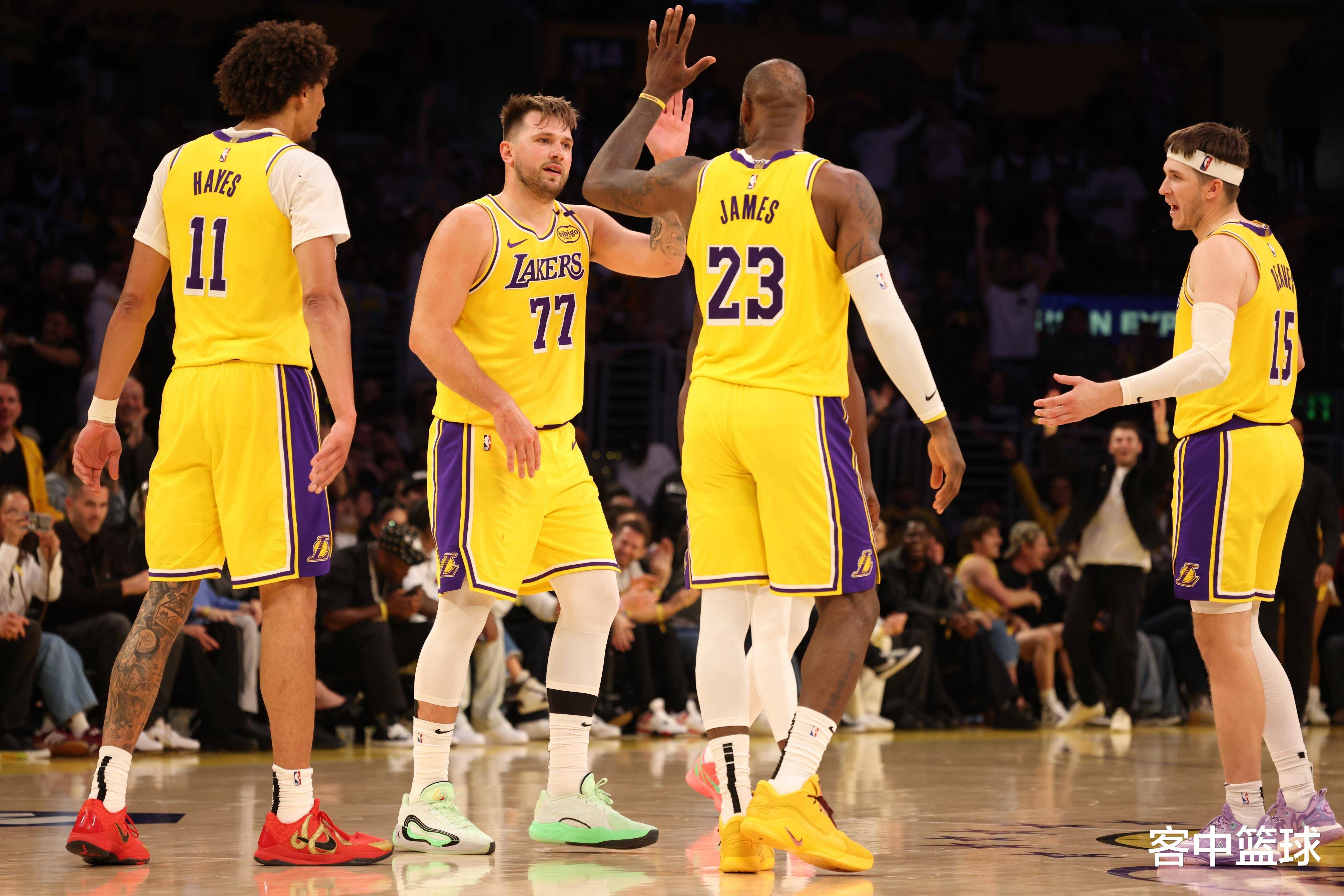 跟队：邓弗里斯脚踝疼痛未消除，可能告别2025年剩余比赛（队记：邓弗里斯脚踝伤势未愈，或缺席2025年余下赛程）