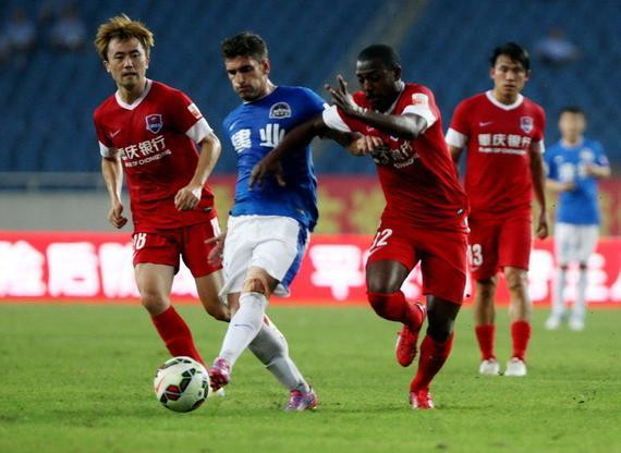 足球比赛中哪些动作最易受伤？（足球场上哪些动作最容易导致受伤？）