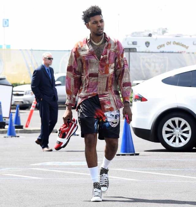 布里奇斯的精准长传开启进攻序幕（布里奇斯的精妙长传拉开进攻帷幕）