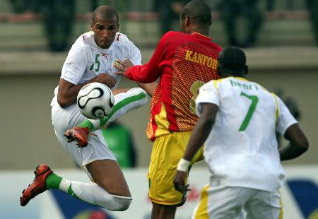 杨瀚森带女友赴美引发争议，好友崔永熙称其应专注篮球，网友支持其在球场表现。（杨瀚森携女友赴美引热议：崔永熙建议专注篮球，网友力挺其场上表现）