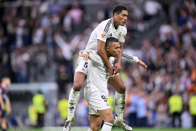 他用扣篮点燃全场（一记暴扣引爆全场）