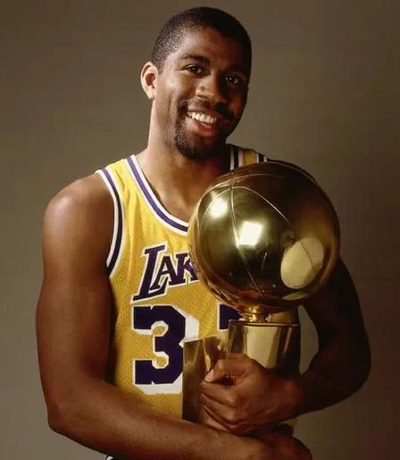 穿鞋致敬克莱？库里打趣：我只是碰巧翻到他的鞋 一试正好合我脚（穿克莱鞋算致敬？库里调侃：随手翻到他的鞋，试穿竟刚好合脚）