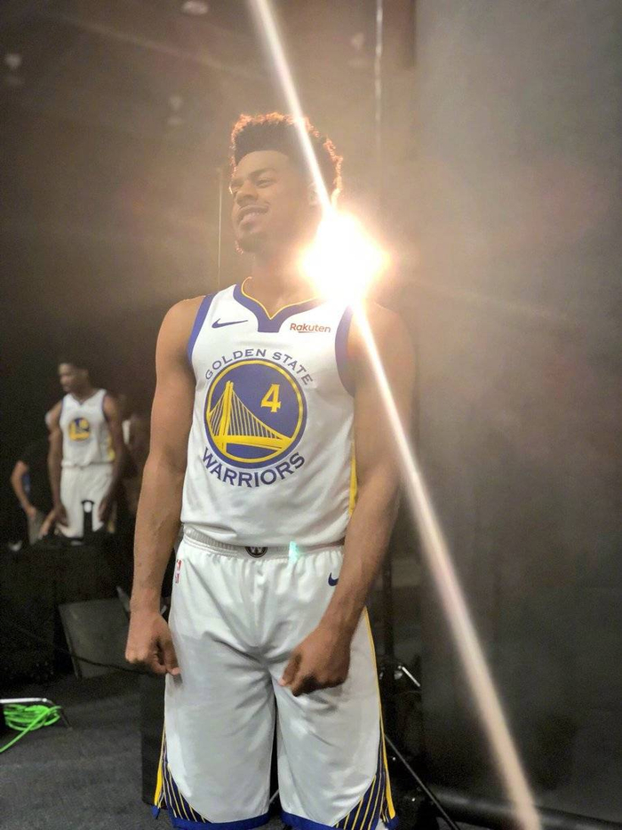 曲靖队员信心满满，高原赛场展风采！（曲靖将士信心十足，高原赛场尽显风采！）