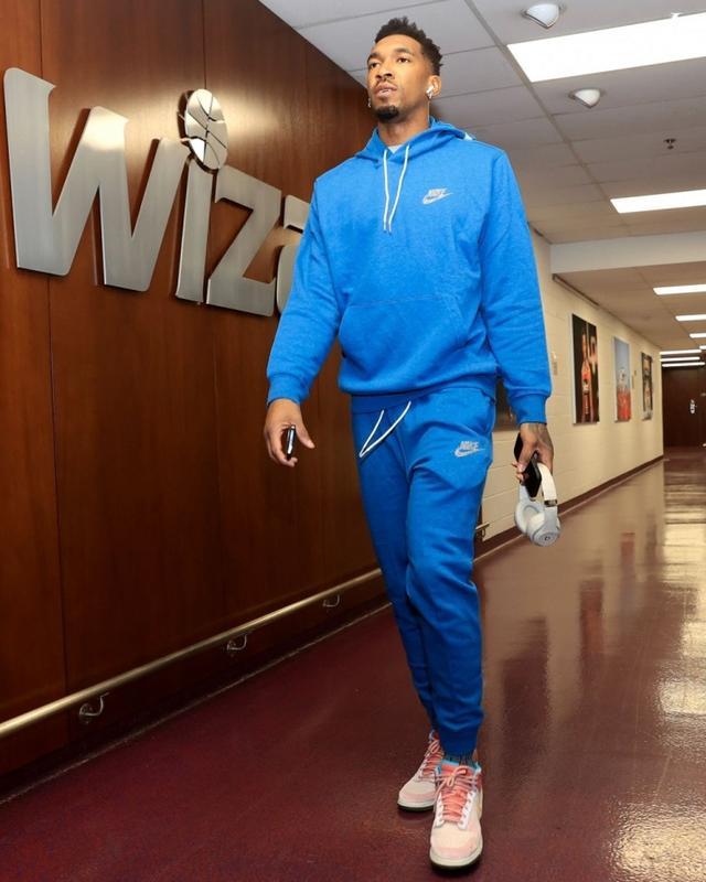 康宁汉姆前两场比赛均错失良机，本场命中关键中投率队取胜（前两战机会频失，康宁汉姆此役命中致胜中投率队获胜）