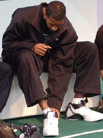 CBA杯战报：塔克22分7板，广厦103-99险胜青岛（CBA杯快讯：塔克砍下22分7篮板，广厦103-99险取青岛）